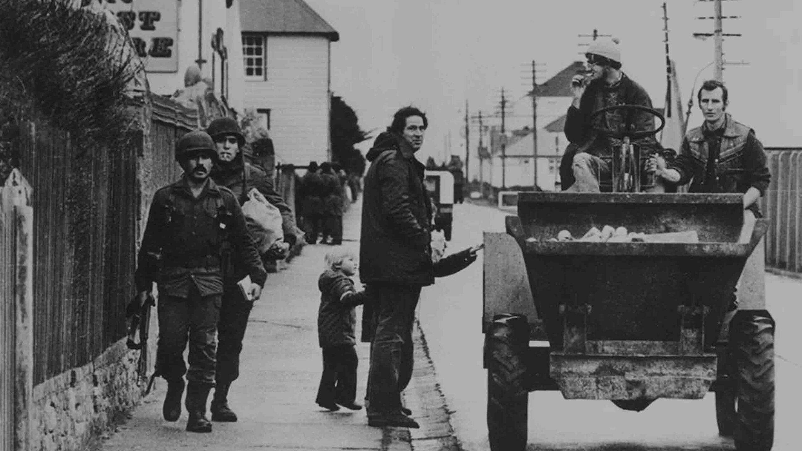 Malvinas: British citizens and Argentine soldiers during the war, 1982.